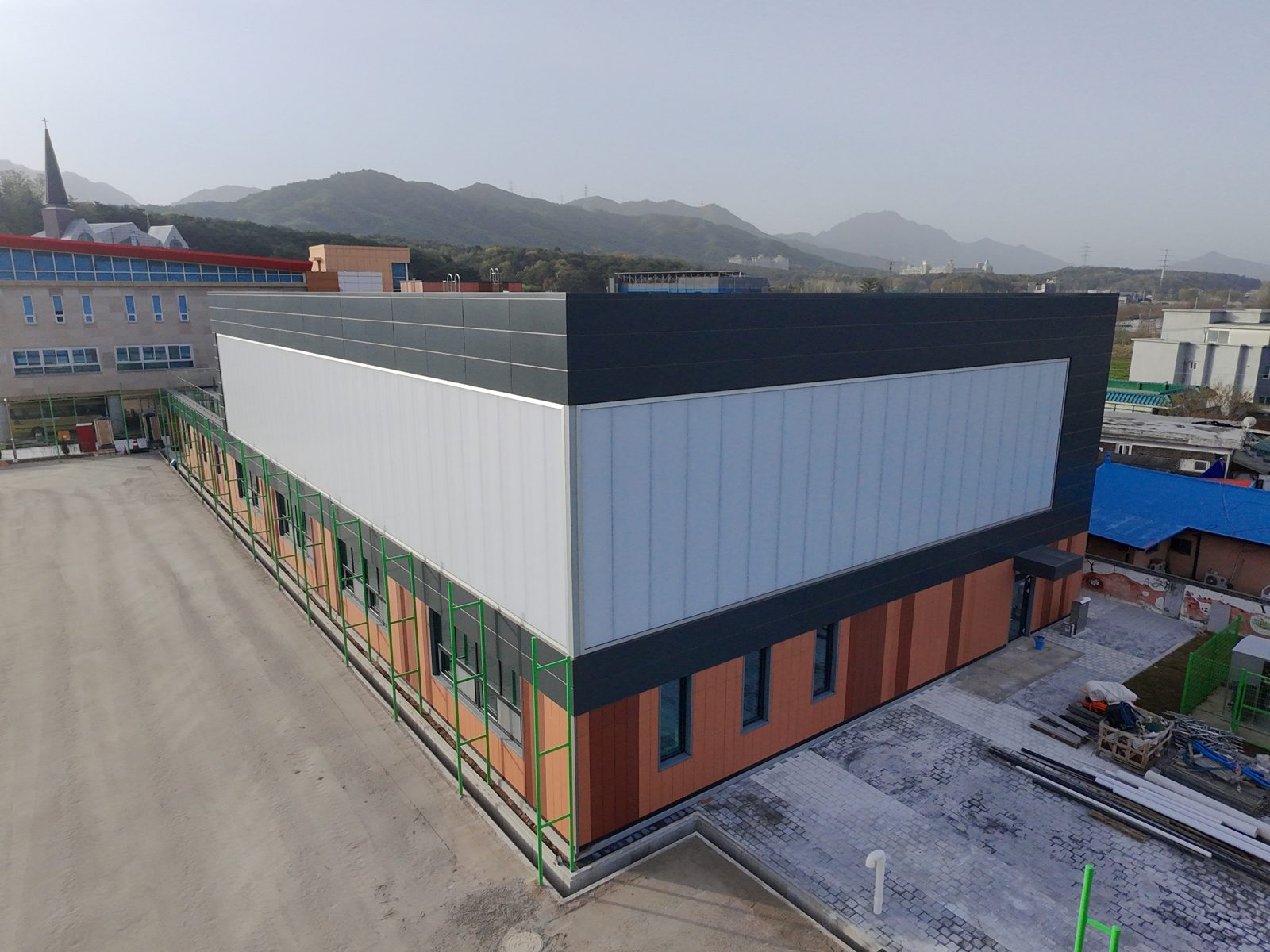 포천 일동초등학교 수영장 외벽에 적용된 단파텀 K12